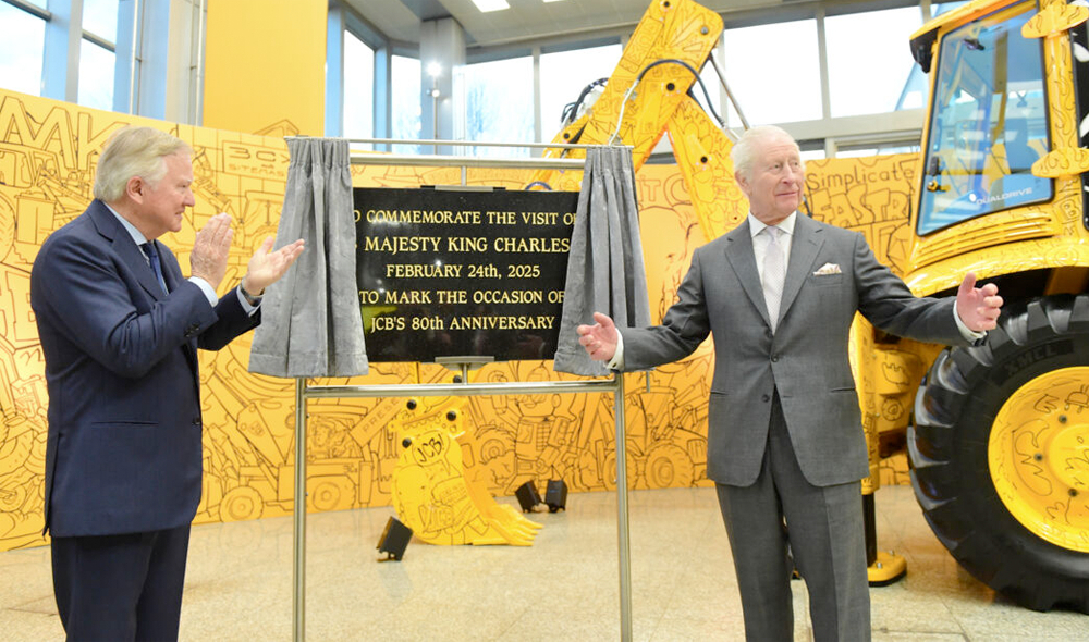 Król Karol z wizytą w JCB
