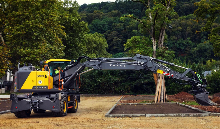 Po drabinie do koparki Volvo