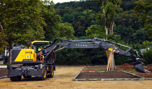 Po drabinie do koparki Volvo