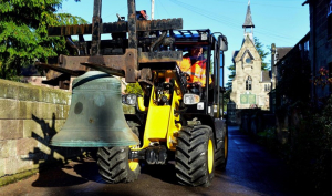 JCB obudzi kościelne dzwony!