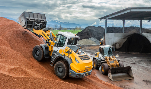 Rozgarniają, mieszają, ładują… 