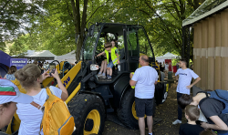 Komatsu przebojem pikniku Matsuri